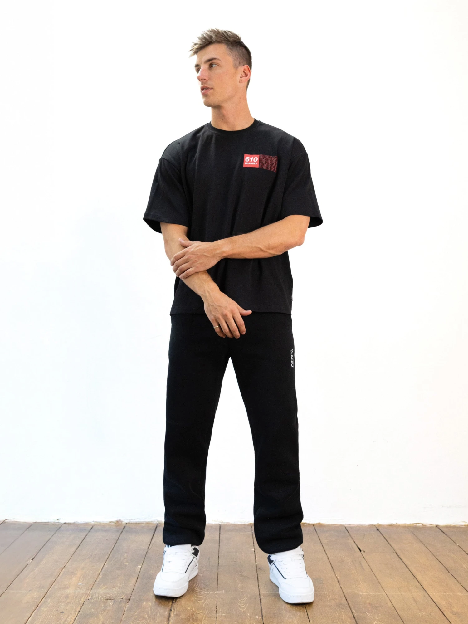 Italic Linear Relaxed Sweatpants - Black 4 Italic Linear Relaxed Sweatpants - Black - Image 4